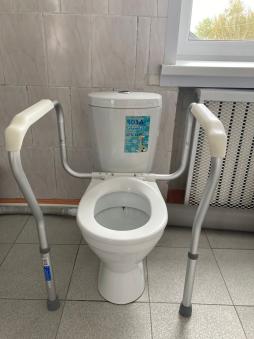 Установлен поручень для унитаза